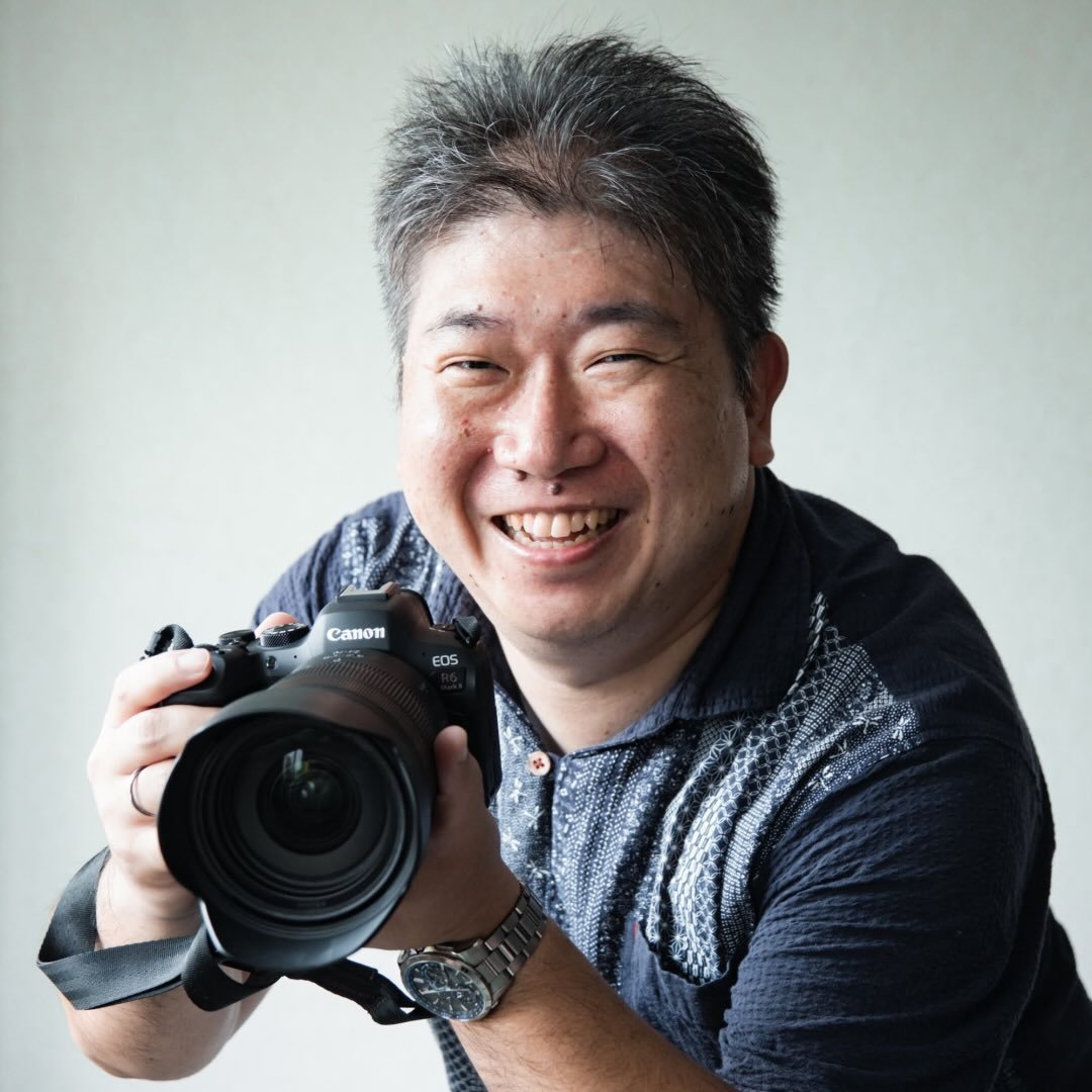 kenji.s_photo_ 本人（笑顔でカメラを構えるプロカメラマン）